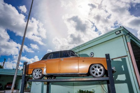 Téléchargez les photos : Miami, FL, USA - 18 octobre 2022 : Photo d'un véhicule Dodge vintage sur un ascenseur avec ciel nuageux en arrière-plan - en image libre de droit