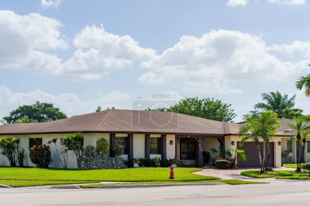 Foto de Weston, FL, EE.UU. - 8 de noviembre de 2022: Foto de una casa de lujo en Weston, Florida. Weston se incorporó en 1996 - Imagen libre de derechos