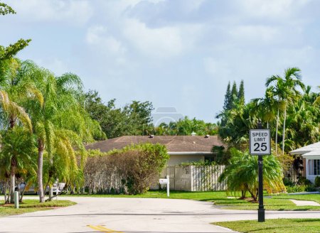 Foto de Weston, FL, EE.UU. - 8 de noviembre de 2022: Foto de una casa de lujo en Weston, Florida. Weston se incorporó en 1996 - Imagen libre de derechos
