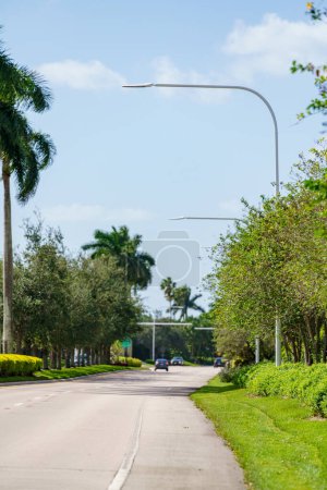 Foto de Aseado y ordenado calles ajardinadas en Weston Florida EE.UU. - Imagen libre de derechos