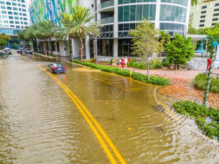 Téléchargez les photos : Fort Lauderdale, Floride, États-Unis - 10 novembre 2022 : Photo aérienne Fort Lauderdale flood and King Tide after Hurricane Nicole - en image libre de droit