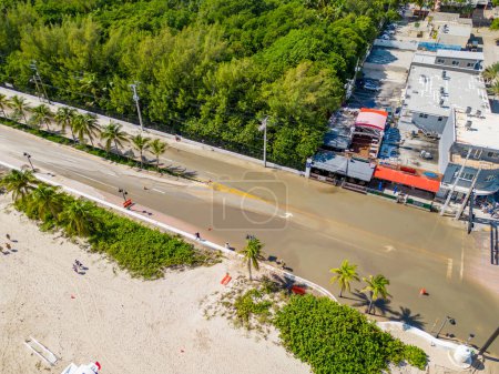 Téléchargez les photos : Fort Lauderdale, Floride, États-Unis - 10 novembre 2022 : Fort Lauderdale Beach, le lendemain de l'ouragan Nicole, avec des équipes de nettoyage enlevant le sable de la route - en image libre de droit