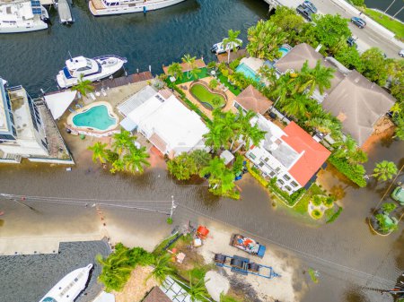 Téléchargez les photos : Quartiers sous l'eau ouragan Nicole suite Fort Lauderdale Floride - en image libre de droit