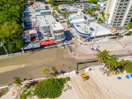 Téléchargez les photos : Fort Lauderdale, Floride, États-Unis - 10 novembre 2022 : Fort Lauderdale Beach, le lendemain de l'ouragan Nicole, avec des équipes de nettoyage enlevant le sable de la route - en image libre de droit