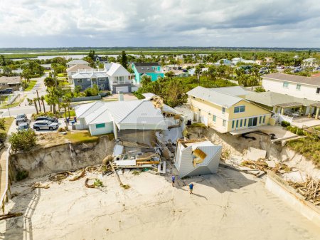 Foto de Casas de playa colapsan después del huracán Nicole Daytona Florida - Imagen libre de derechos