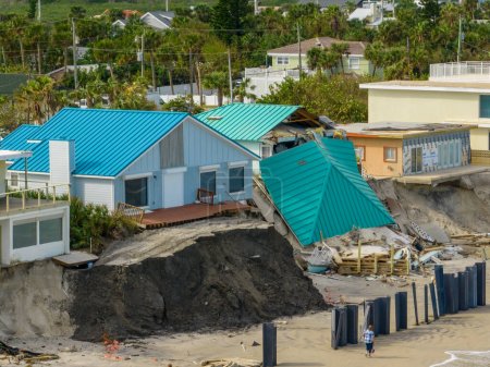 Téléchargez les photos : L'ouragan Nicole a détruit des maisons de luxe en bord de mer à Daytona FL USA - en image libre de droit