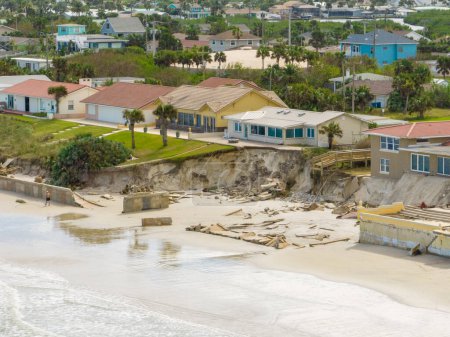 Téléchargez les photos : Maisons de plage effondrement après l'ouragan Nicole Daytona Floride - en image libre de droit