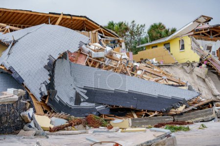 Foto de Casas frente al mar completamente destruidas por el huracán Nicole Daytona Beach FL - Imagen libre de derechos