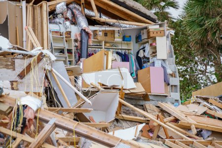 Téléchargez les photos : Maisons en bord de mer complètement détruites par l'ouragan Nicole Daytona Beach FL - en image libre de droit