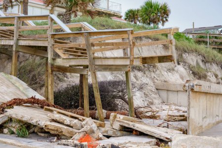 Téléchargez les photos : Maisons en bord de mer complètement détruites par l'ouragan Nicole Daytona Beach FL - en image libre de droit