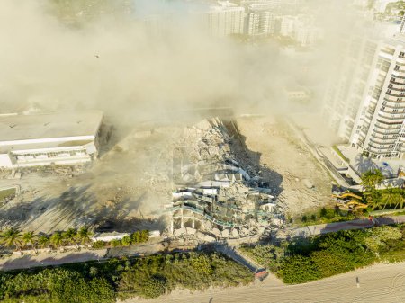 Foto de Foto aérea del dron del Hotel Deauville momentos después de su implosión - Imagen libre de derechos