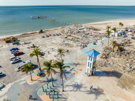 Téléchargez les photos : Fort Myers, FL, USA - 19 novembre 2022 : Image aérienne de drone de Fort Myers FL USA après le nettoyage et la récupération de l'ouragan Ian - en image libre de droit
