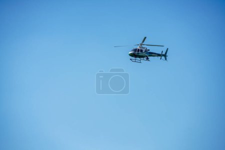 Téléchargez les photos : Fort Myers Beach (Floride), États-Unis - 19 novembre 2022 : Un hélicoptère du shérif patrouille Fort Myers Beach à la suite de l'ouragan Ian - en image libre de droit