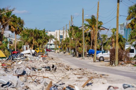 Téléchargez les photos : Fort Myers Beach, Floride, États-Unis - 19 novembre 2022 : Telephoto abattu dans une rue de Fort Myers FL Après l'ouragan Ian - en image libre de droit