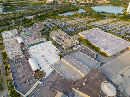 Téléchargez les photos : Sunrise, FL, États-Unis - 27 novembre 2022 : Photo aérienne de drone du centre commercial Sawgrass Mills Sunrise FL - en image libre de droit