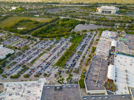 Foto de Sunrise, FL, USA - 27 de noviembre de 2022: Foto de avión no tripulado aéreo del centro comercial Sawgrass Mills Sunrise FL - Imagen libre de derechos