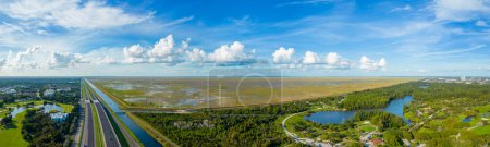Téléchargez les photos : Photographie aérienne de drone des Everglades en Floride NW de Sawgrass Expressway et I75 - en image libre de droit