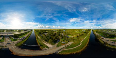 Téléchargez les photos : Image aérienne 360 équirectangulaire de Markham Park Sunrise Florida USA - en image libre de droit