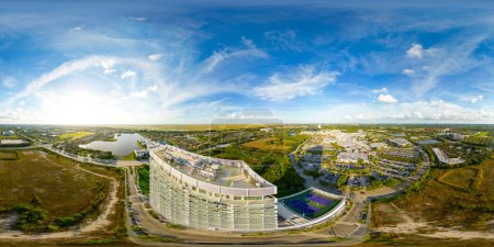 Téléchargez les photos : Sunrise, FL, États-Unis - 28 novembre 2022 : Photo aérienne 360 Metropica Condo building Sunrise FL près de Sawgrass Mills Mall - en image libre de droit