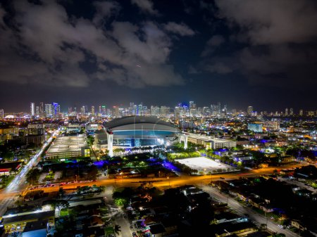 Téléchargez les photos : Miami, FL, États-Unis - 3 décembre 2022 : Panorama aérien Miami Loandepot Park Sports Stadium - en image libre de droit
