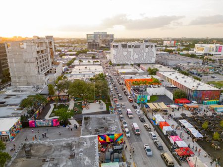 Foto de Miami, FL, Estados Unidos - 3 de diciembre de 2022: Foto aérea Miami Art Basel Wynwood escena de fin de semana - Imagen libre de derechos