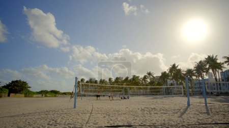 Foto de Miami Beach, FL, Estados Unidos - 2 de diciembre de 2022: Redes de voleibol Miami Beach en la arena - Imagen libre de derechos