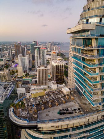 Foto de Foto del dron aéreo Aston Martin Residences tower Downtown on the Miami River - Imagen libre de derechos