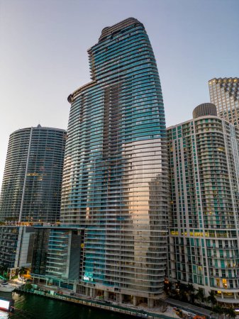 Téléchargez les photos : Miami, FL, États-Unis - 14 décembre 2022 : Photo aérienne de drone Tour Aston Martin Residences Centre-ville sur la rivière Miami - en image libre de droit
