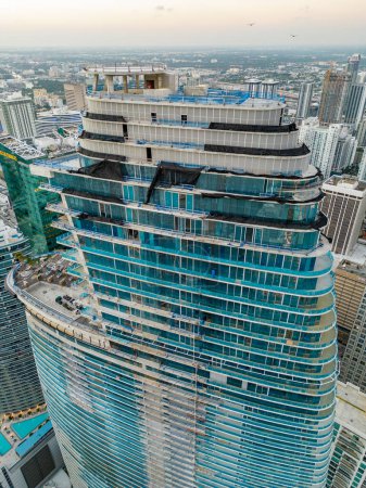 Foto de Miami, FL, Estados Unidos - 14 de diciembre de 2022: Foto de avión no tripulado aéreo Aston Martin Residences tower Downtown on the Miami River - Imagen libre de derechos