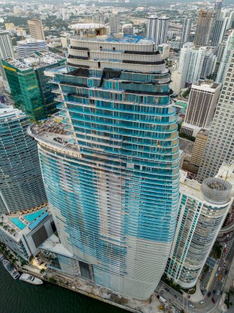 Foto de Miami, FL, Estados Unidos - 14 de diciembre de 2022: Foto de avión no tripulado aéreo Aston Martin Residences tower Downtown on the Miami River - Imagen libre de derechos