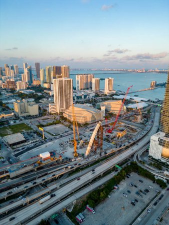 Téléchargez les photos : Miami, FL, États-Unis - 14 décembre 2022 : Photo aérienne du nouveau pont Signature Downtown Miami en construction - en image libre de droit
