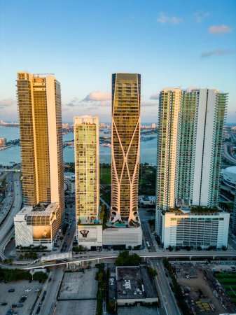 Téléchargez les photos : Miami, FL, États-Unis - 14 décembre 2022 : Photo aérienne par drone des tours de luxe du centre-ville de Miami - en image libre de droit