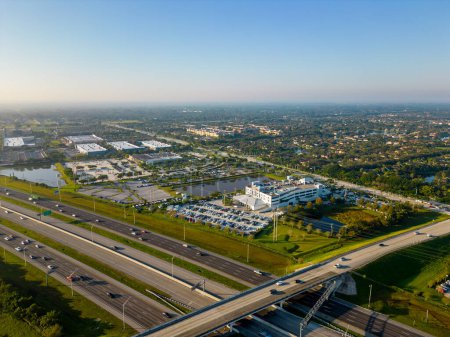 Téléchargez les photos : Davie, FL, États-Unis - 13 décembre 2022 : Photo de drone aérien Volvo concessionnaire automobile - en image libre de droit