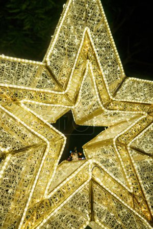 Téléchargez les photos : Vacances étoile éclairée de Noël - en image libre de droit