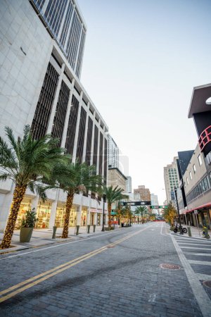 Foto de Miami, FL, Estados Unidos - 15 de diciembre de 2022: Foto del recientemente rediseñado Flagler Street Downtown Miami - Imagen libre de derechos