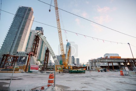 Téléchargez les photos : Miami, FL, États-Unis - 14 décembre 2022 : Photos d'inspection du site de construction du pont Signature de Miami - en image libre de droit
