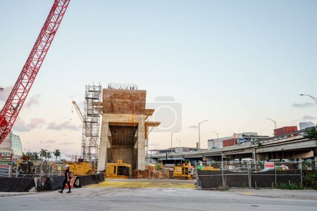 Foto de Miami, FL, EE.UU. - 14 de diciembre de 2022: Fotos de inspección del sitio de construcción del Puente de la Firma de Miami - Imagen libre de derechos