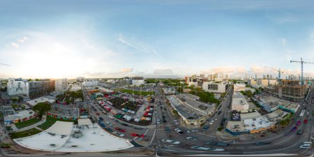 Foto de Miami, FL, USA - 4 de diciembre de 2022: Drone aéreo 360 vr foto Miami Wynwood durante Art Basel 2022 - Imagen libre de derechos