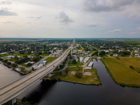 Téléchargez les photos : Drone photo Moore Haven Caloosahatchee Canal et pont - en image libre de droit