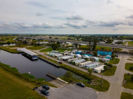Téléchargez les photos : Mobile home trailer park à Moore Haven en Floride - en image libre de droit