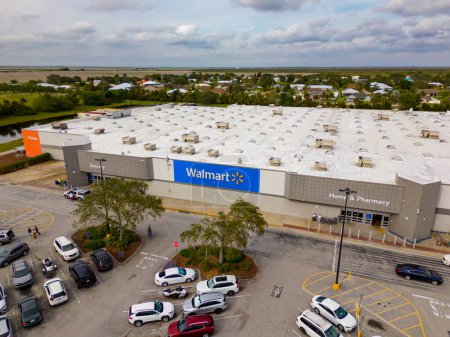 Foto de Aerial view of the Walmart supermarket - Imagen libre de derechos