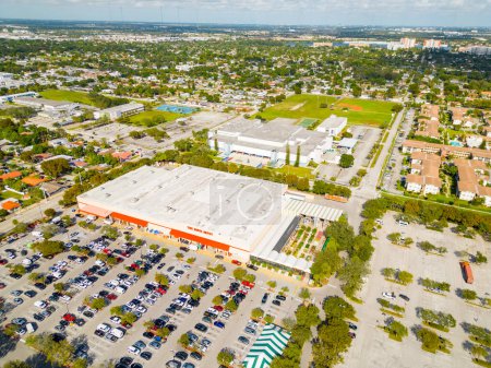 Foto de Miami, FL, Estados Unidos - 29 de diciembre de 2022: Foto de avión no tripulado aéreo de Home Depot North Miami Beach 163rd Street - Imagen libre de derechos