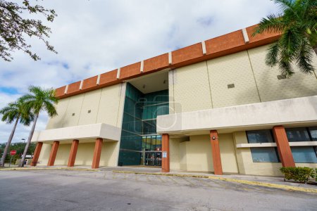 Foto de Miami, FL, Estados Unidos - 29 de diciembre de 2022: Foto interior del anticuado 163rd Street Mall en el NMB North Miami con la mayoría de las tiendas de inquilinos fuera del negocio - Imagen libre de derechos