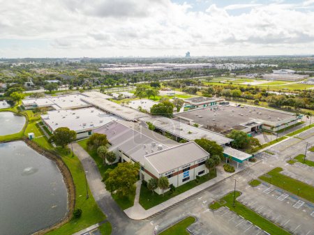 Téléchargez les photos : Davie, FL, USA - January 3, 2022: Aerial photo Mcfatter Technical College Davie Campus - en image libre de droit