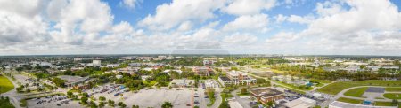 Téléchargez les photos : Davie, FL, USA - January 3, 2022: Aerial photo Florida Atlantic University Davie Campus Broward College panorama - en image libre de droit