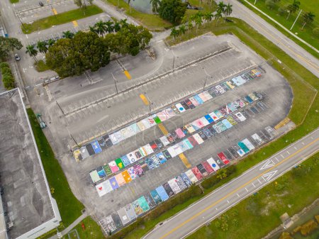 Foto de Davie, FL, USA - January 3, 2022: Art murals in parking spots at Florida Atlantic University - Imagen libre de derechos