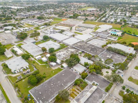 Téléchargez les photos : Davie, FL, USA - January 3, 2022: Aerial photo Nova High School - en image libre de droit