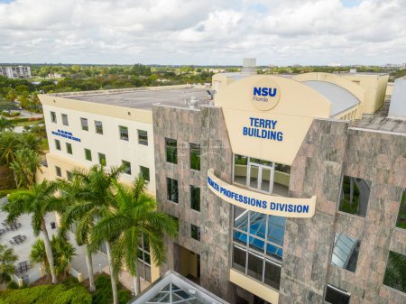 Téléchargez les photos : Davie, FL, USA - January 3, 2022: Aerial photo Nova Southeastern University Terry Building health professions division - en image libre de droit