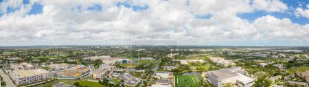 Téléchargez les photos : Davie, FL, USA - January 3, 2022: Aerial panorama Nova Southeastern University - en image libre de droit