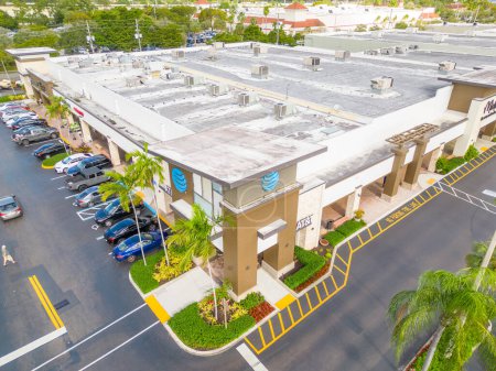 Téléchargez les photos : Davie, FL, USA - January 3, 2022: Aerial photo Davie Tower Shops Atnt store - en image libre de droit